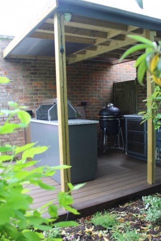 Trex Transcend Vintage Lantern Spiced Rum picture framed effect flooring to a bespoke built bar-b-q smoke house for a customer in Maidenhead, Berkshire